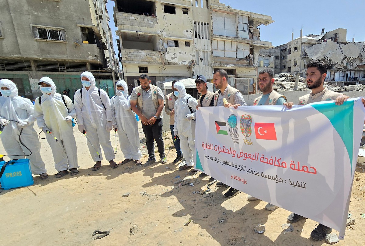 فرق ميدانية من بلدية غزة ترش مبيدات حشرية قرب بركة الشيخ رضوان شمال مدينة غزة، في 14 أيار/مايو 2026، ضمن حملة لمكافحة البعوض والحشرات الضارة بالتعاون مع مؤسسة الهدى التركية. تصوير: ميكائيل بهار.