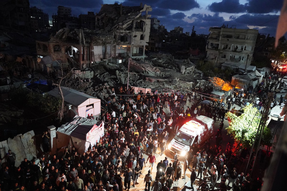 ردود فعل فلسطينية على حريق اندلع عقب غارة إسرائيلية على مبنى سكني في حي الرمال بمدينة غزة، الجمعة 15 مايو/أيار 2026. صورة: عمر أشتوي.