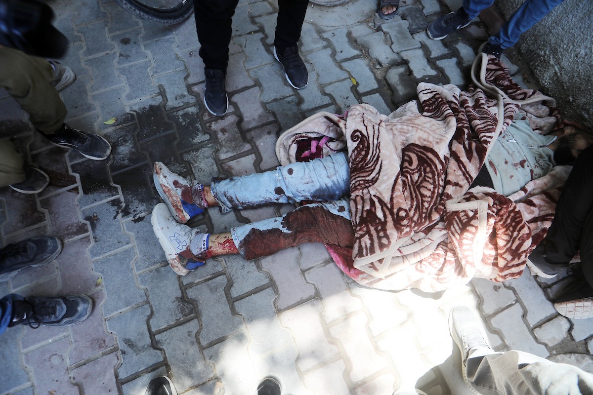 غزة: فلسطينيون يشيعون جثامين عدد من رجال الشرطة الذين قضوا في غارة إسرائيلية استهدفت منطقة التوام شمال قطاع غزة، وذلك داخل مستشفى الشفاء، بتاريخ 23 مايو/أيار 2026.تصوير : بلال أسامة