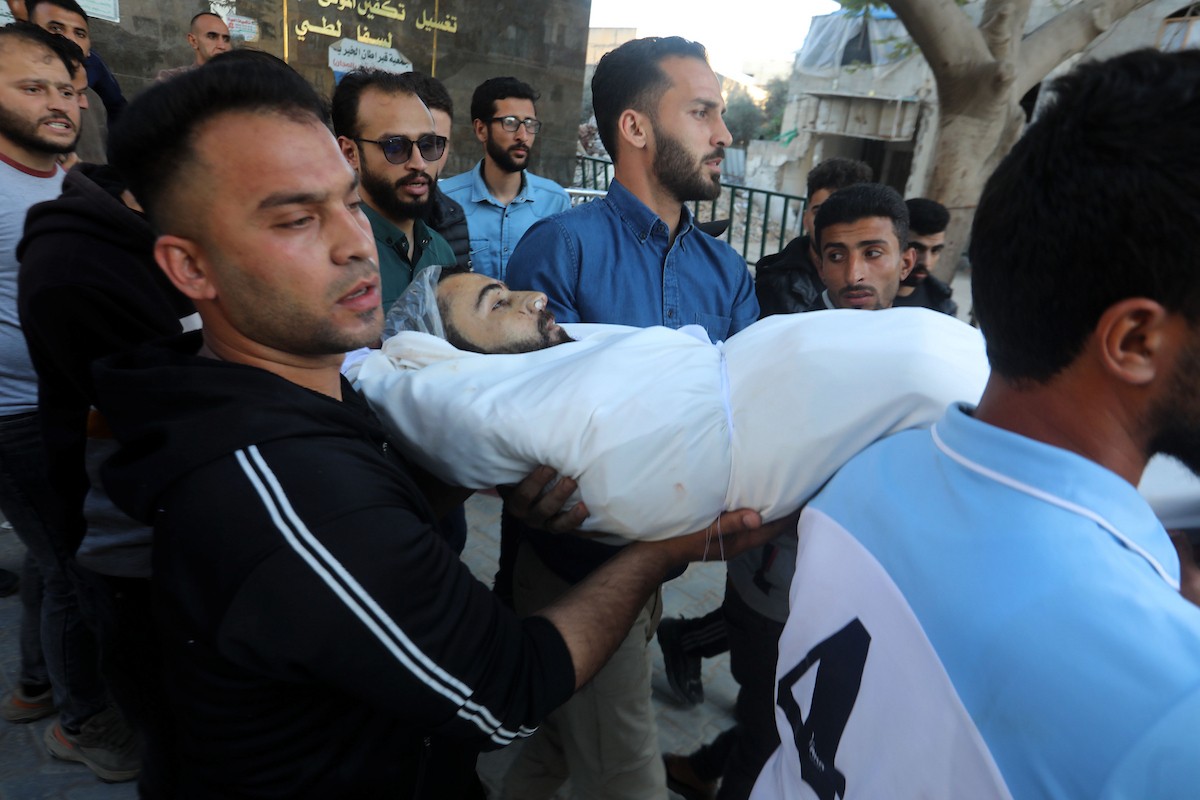 فلسطينيون ينعون جثمان شاب استشهد في غارة جوية إسرائيلية بطائرة مسيّرة استهدفت مجموعة من المدنيين شرق مدينة غزة، في 22 أيار/مايو 2026. وبحسب مصادر محلية، أسفرت الغارة عن استشهاد فلسطيني وإصابة آخرين. تصوير: بلال أسامة.
