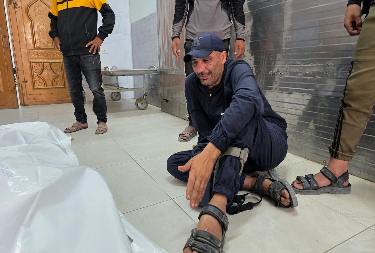 الفلسطينيون ينعون جثتي سائقي شاحنات المساعدات الفلسطينية اللذين قُتلا بنيران الجيش الإسرائيلي في منطقة مواسي برفح، في مجمع ناصر الطبي بخان يونس جنوب قطاع غزة، في 21 مايو 2026