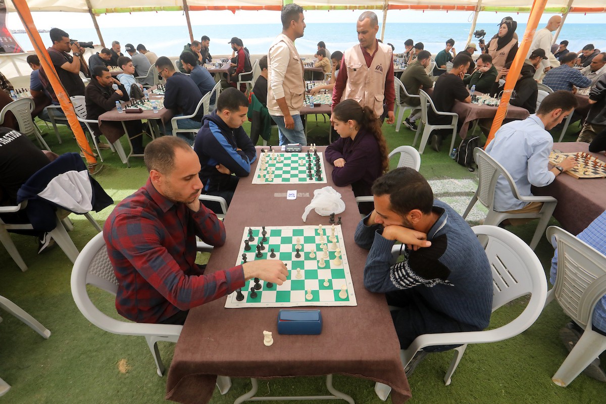 شارك لاعبون فلسطينيون في بطولة للشطرنج بمدينة غزة، في 9 أيار/ مايو 2026، في أول نشاط شطرنجي يُستأنف في القطاع بعد توقفه بسبب الحرب الإسرائيلية على غزة.تصوير: بلال أسامة