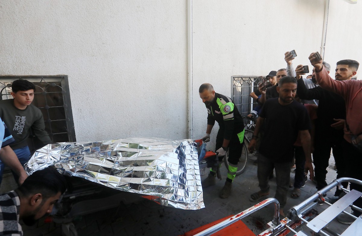 ينوح فلسطينيون على جثمان رجل في مستشفى الشفاء بمدينة غزة، في 9 أيار/ مايو 2026، بعد استشهاده إثر استهداف طائرة مسيرة إسرائيلية دراجة كهربائية كان يستقلها شمال المدينة، بحسب تقارير محلية. تصوير: بلال أسامة