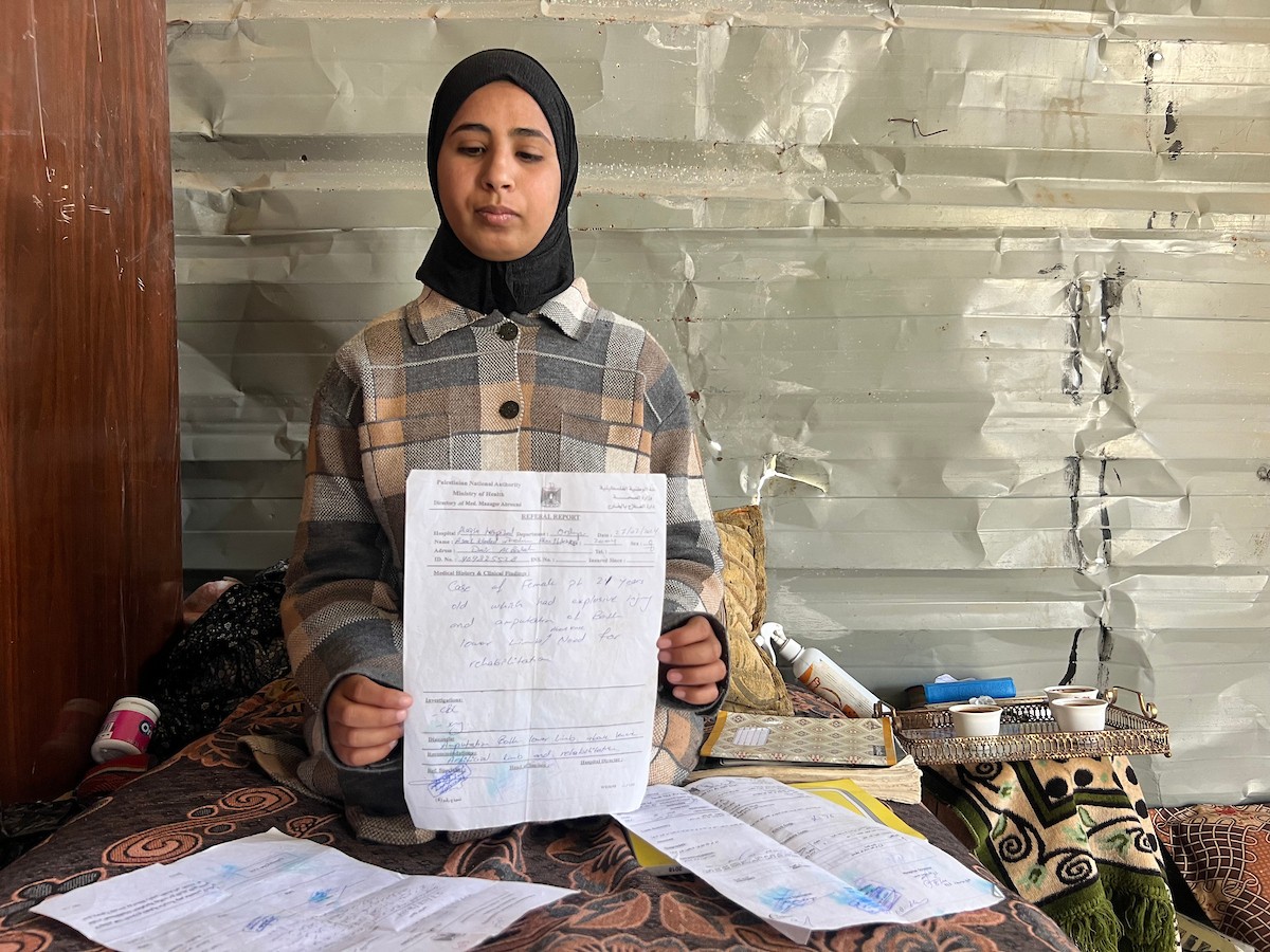 أسيل بطاح فتاة فلسطينية فقدت ساقيها وجميع أفراد أسرتها تعيش ظروف قاسية بين أنقاض مبنى مدمر بمخيم النصيرات وسط قطاع غزة، تأمل  استكمال علاجها الطبي، والحصول على أطراف صناعية، 3 مايو/أيار 2026. (صورة: يوسف أبو وطفة)