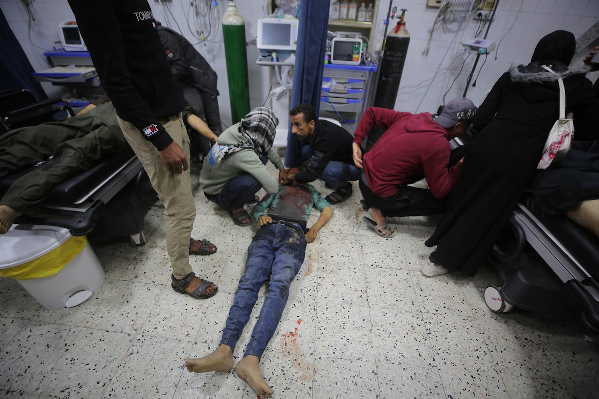 مشيعون ينعون جثامين ثلاثة شبان فلسطينيين في مستشفى الأهلي العربي (المعمداني) بمدينة غزة، بعد غارة جوية إسرائيلية استهدفت مجموعة من المدنيين قرب خيامهم في حي الزيتون شرق مدينة غزة، في 6 مايو/أيار 2026.تصوير: عمر أشتوي