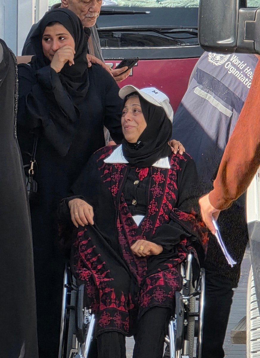 يغادر مرضى وجرحى فلسطينيون، برفقة ذويهم، مقر الهلال الأحمر الفلسطيني في خان يونس جنوب قطاع غزة في 10 مايو/أيار 2026، متجهين نحو معبر رفح لتلقي العلاج في الخارج. (صورة: طارق )