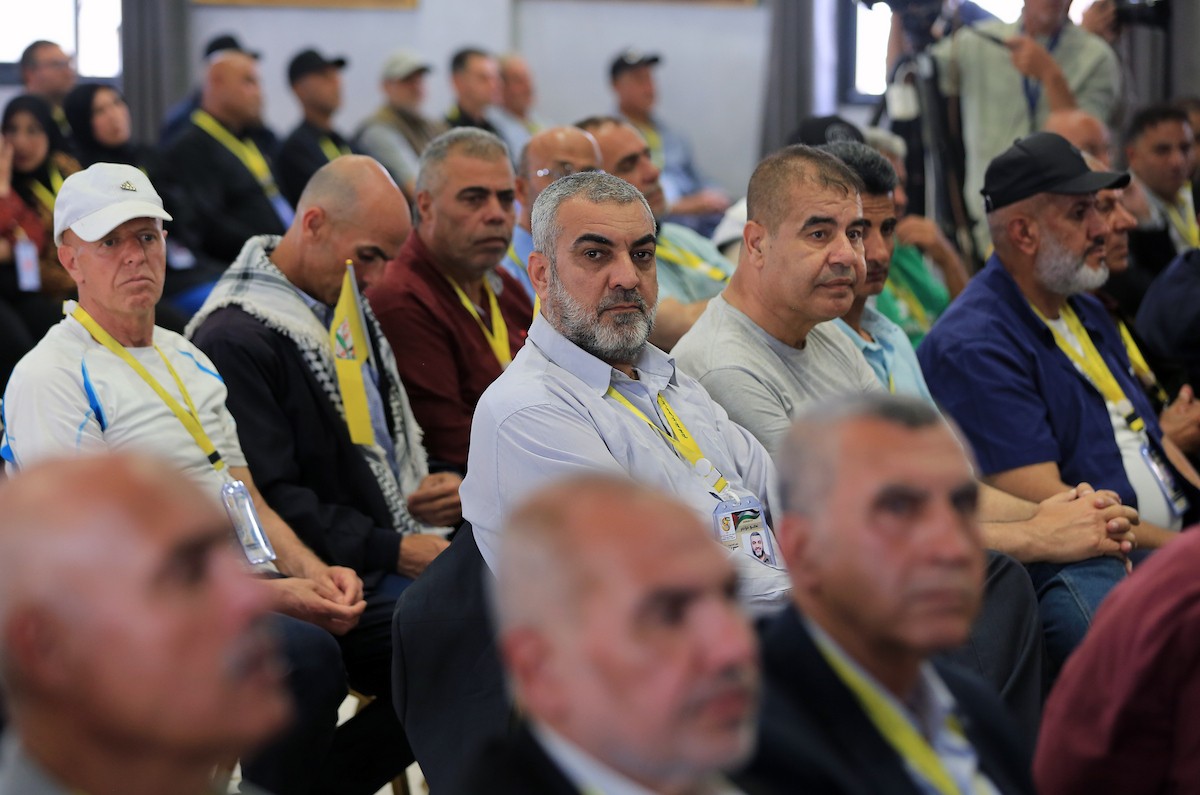 فلسطينيون يحضرون افتتاح المؤتمر الثامن لحركة التحرير الوطني الفلسطيني “فتح” في مدينة غزة، في 14 أيار/مايو 2026، وسط ترتيبات لانتخاب اللجنة المركزية والمجلس الثوري وتجديد هياكل قيادة الحركة. تصوير: بلال أسامة.