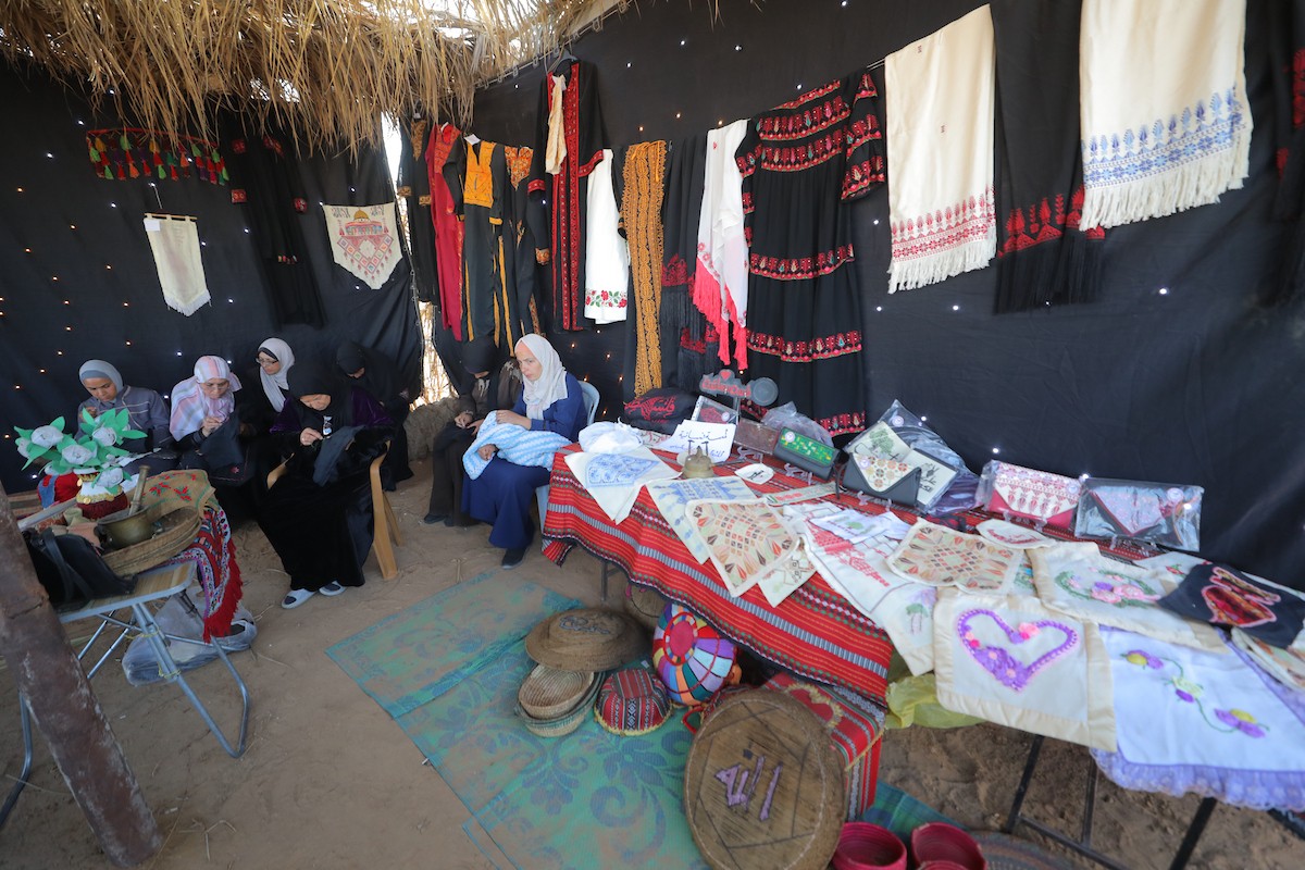 شارك فلسطينيون نازحون في فعالية شعبية بمناسبة عيد العمال العالمي داخل مركز إيواء في مخيم المغازي وسط قطاع غزة، في الأول من مايو/أيار 2026.( تصوير: حسن الجديدي)