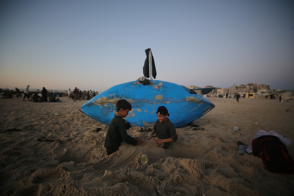 يقضي الفلسطينيون النازحون وقتهم على شاطئ غرب مدينة غزة، في الأول من مايو/أيار 2026، بحثًا عن متنفس من ظروف معيشية قاسية. يلجأ السكان إلى البحر كمتنفس من ضغوط الحياة اليومية(صورة: عمر أشتوي)