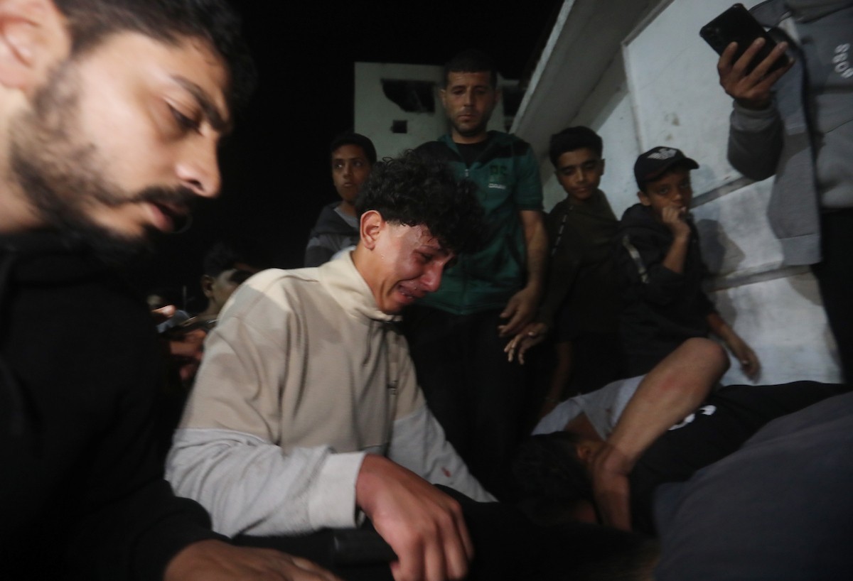 فلسطينيون ينقلون جرحى وشهداء إلى مستشفى الشفاء عقب غارة جوية إسرائيلية استهدفت مبنى سكنياً في حي الرمال بمدينة غزة، في 15 مايو/أيار 2026. وأسفرت الغارة عن سقوط ضحايا، بحسب معلومات محلية.  صورة: بلال أسامة