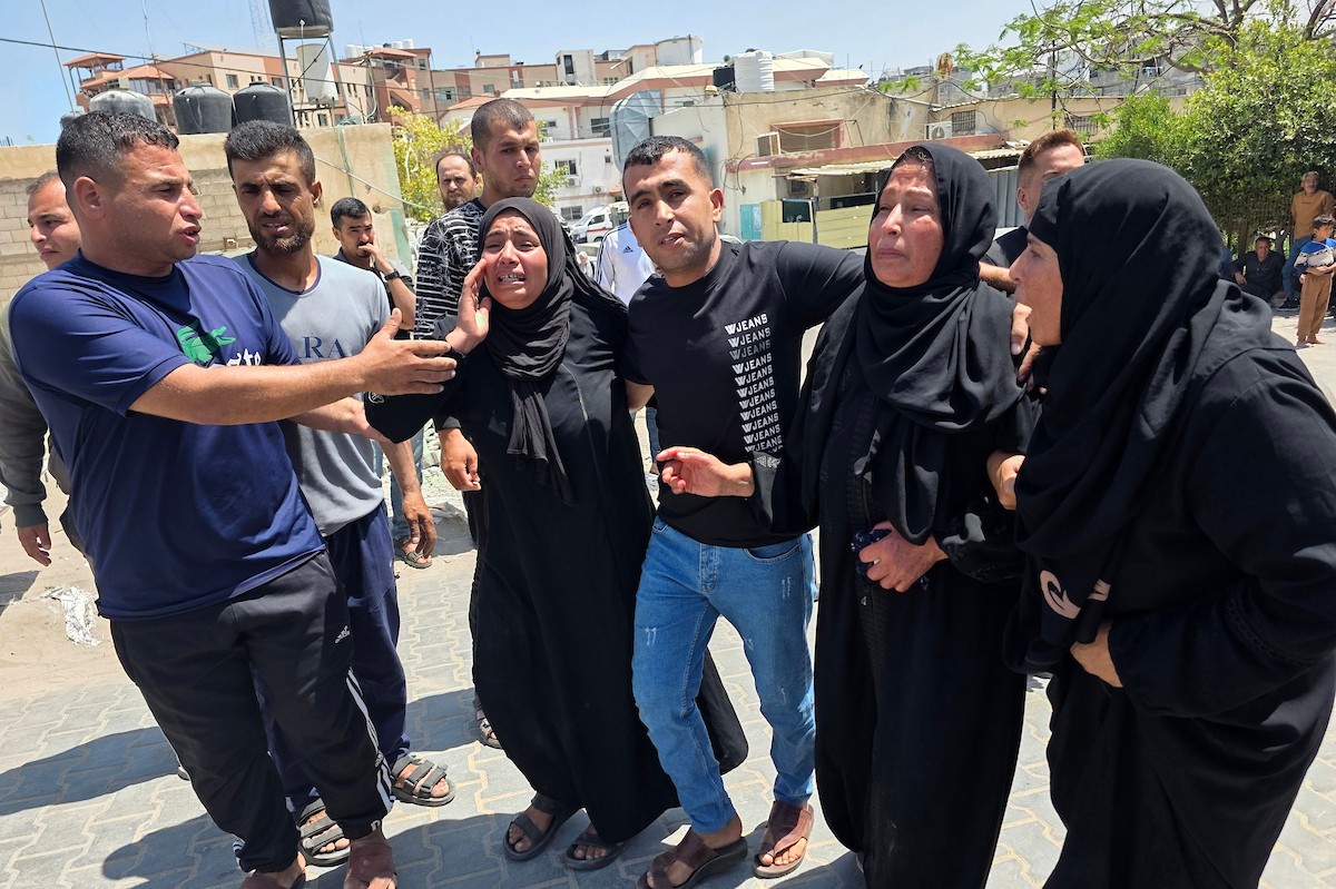 فلسطينيون ينعون جثمان الشهيد رأفت بريكة، 42 عامًا، الذي استشهد بنيران الجيش الإسرائيلي أثناء رعيه الأغنام قرب “الخط الأصفر” جنوب قطاع غزة، في 22 أيار/مايو 2026. تصوير: طارق محمد.