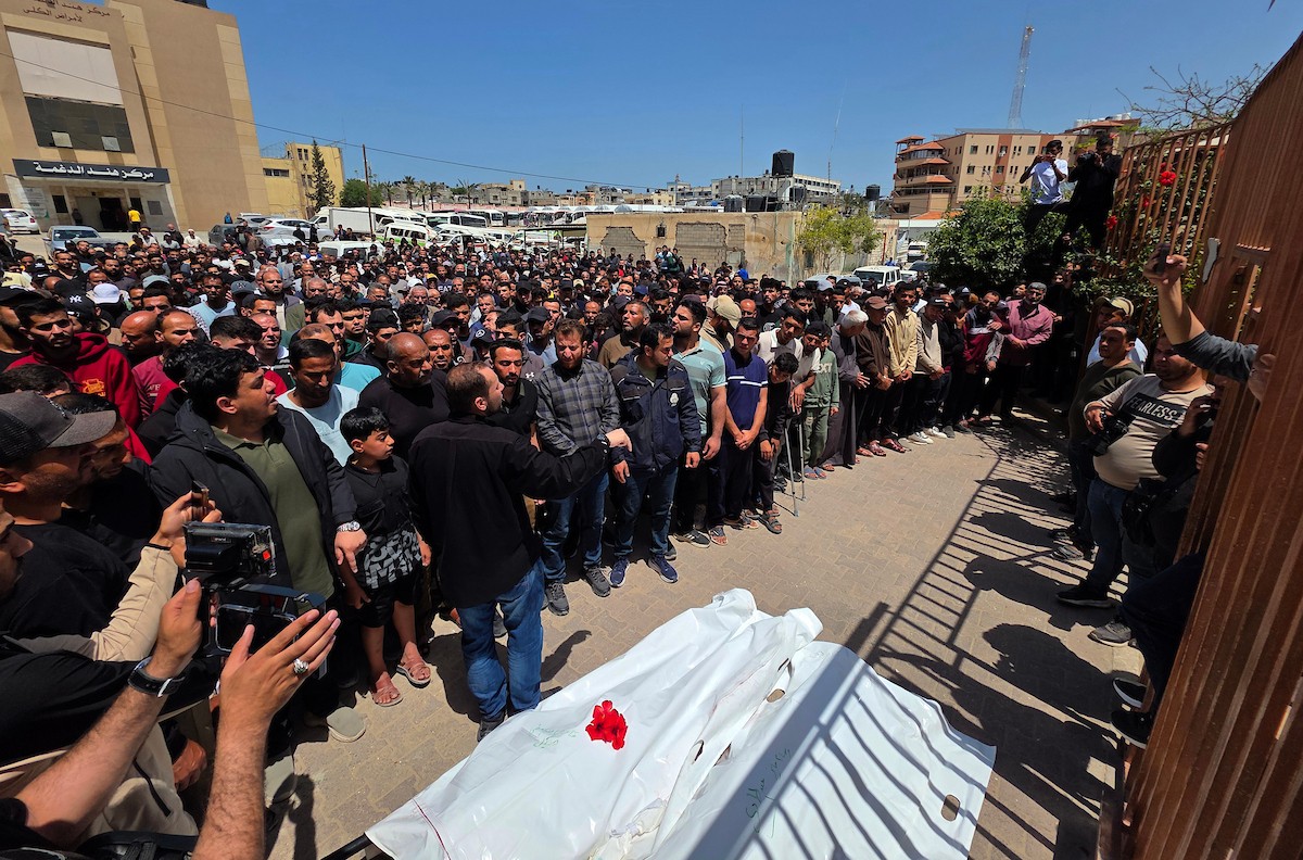 ودّع فلسطينيون في مدينة خان يونس، جنوب قطاع غزة، جثماني الشهيدين المقدم وسام فايز عبد الهادي، مدير مباحث شرطة خان يونس، والرقيب فادي عبد المعطي هيكل، اللذين ارتقيا في غارة إسرائيلية استهدفت مركبة شرطة في المدينة.(صورة: طارق محمد)