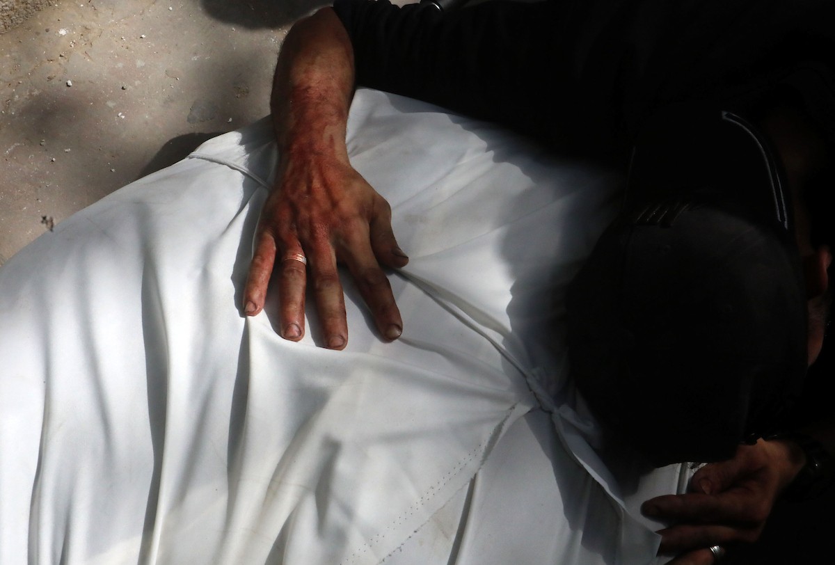 ودّع المشيّعون جثماني فلسطينيين اثنين استشهدا في غارة إسرائيلية استهدفت نقطة مراقبة تابعة للشرطة الفلسطينية في مدينة غزة في 7 مايو/أيار 2026. صورة: بلال أسامة