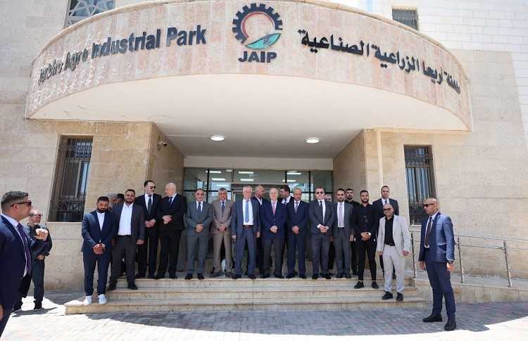 التقى فعاليات وممثلي المؤسسات في أريحا وتَفَقَّد مشاريع استراتيجية في المحافظة.jfif