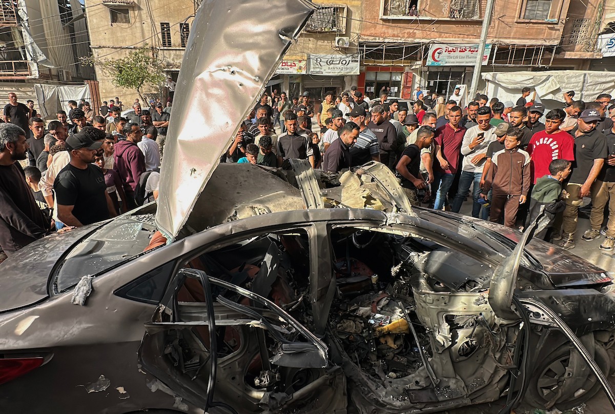 فلسطينيون يتجمعون في موقع غارة جوية إسرائيلية استهدفت مركبة في شارع الشهداء بمدينة غزة، يوم 19 مايو/أيار 2026، وأسفرت، بحسب مصادر محلية، عن استشهاد شخص وإصابة آخرين. تصوير: عمر أشتوي