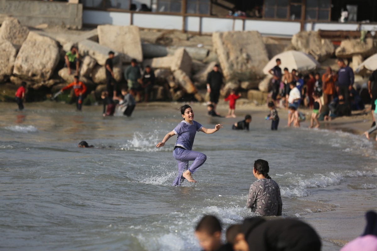 تُظهر الصورة نازحين فلسطينيين على شاطئ غرب مدينة غزة، في مشهد يجمع بين لحظة هدوء عابرة وواقع إنساني صعب تعيشه العائلات التي فقدت منازلها، 8 مايو/أيار 2026.عدسة: عمر أشتوي