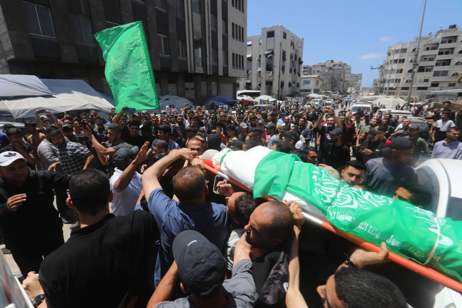 فلسطينيون يحملون جثامين محمد عودة القائد في الجناح العسكري لحركة «حماس» وزوجته وابنه خلال جنازتهم بمدينة غزة 27 مايو 2026 (د.ب.أ).webp