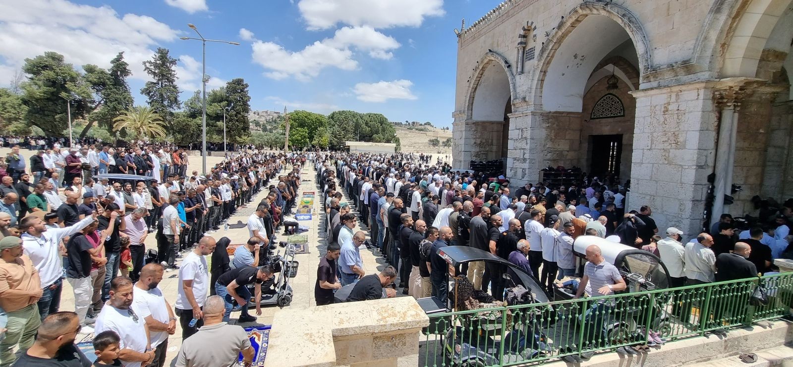 أكثر من 70 ألف مصلٍّ أدّوا اليوم صلاة الجمعة في رحاب المسجد الأقصى المبارك .......jpg