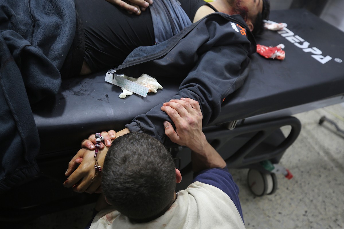 مشيعون ينعون جثامين ثلاثة شبان فلسطينيين في مستشفى الأهلي العربي (المعمداني) بمدينة غزة، بعد غارة جوية إسرائيلية استهدفت مجموعة من المدنيين قرب خيامهم في حي الزيتون شرق مدينة غزة، في 6 مايو/أيار 2026.تصوير: عمر أشتوي