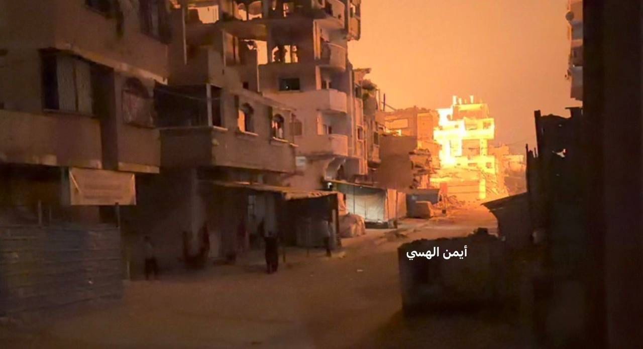 دمار كبير جراء شنّ طائرات الاحتلال غارةً جوية على مربع سكني في مخيم الشاطئ، غرب مدينة غزة ....jpg