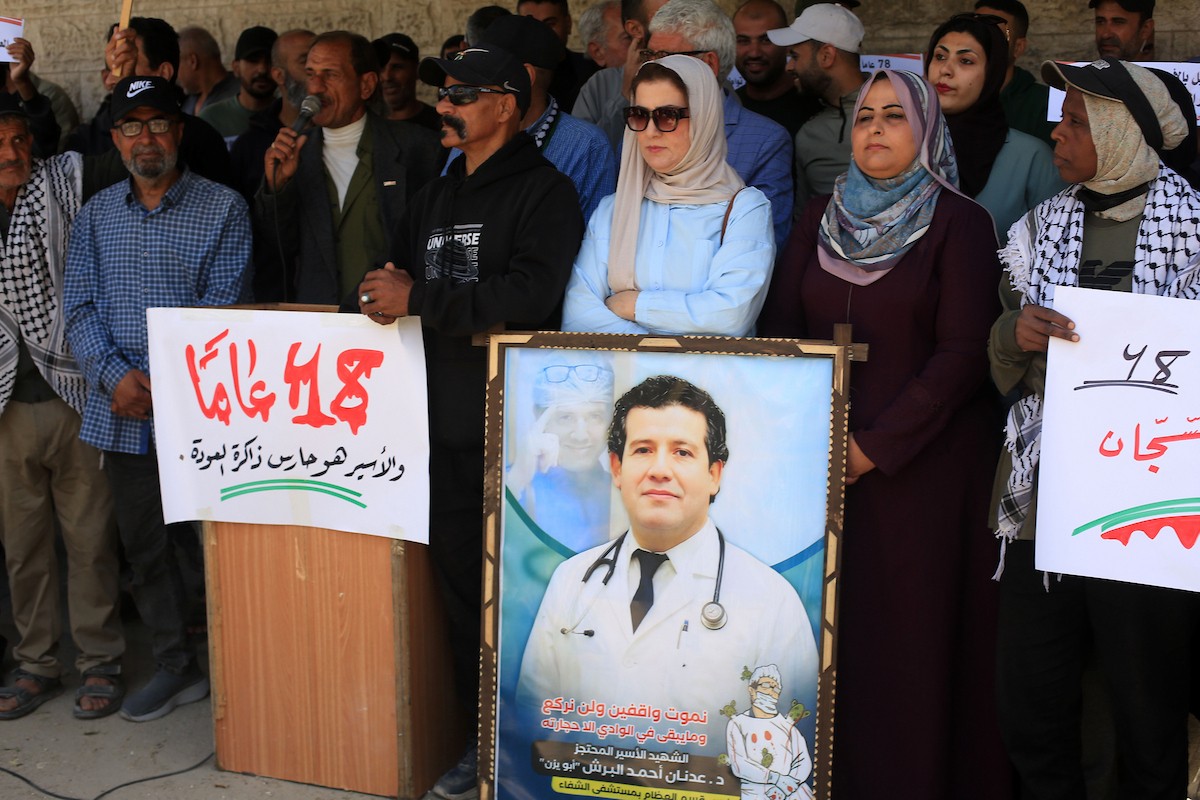 يشارك فلسطينيون في احتجاج واعتصام أمام مقر اللجنة الدولية للصليب الأحمر في مدينة غزة، يوم الإثنين 11 مايو/أيار 2026، تضامناً مع الأسرى الفلسطينيين في السجون الإسرائيلية وتزامناً مع فعاليات إحياء الذكرى الثامنة والسبعين للنكبة.(صورة: بلال أسامة)