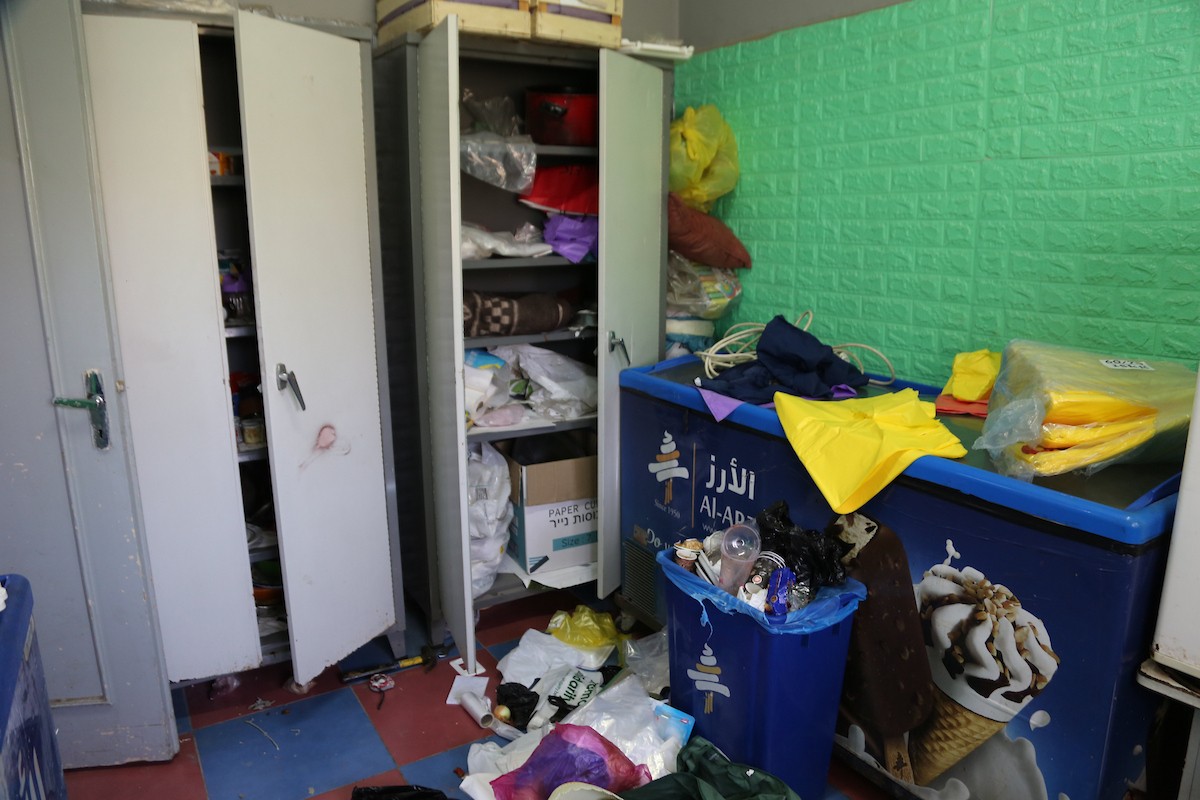 فلسطينيون يتفقدون مكتباً تابعاً لجمعية مديد الخيرية بعد مداهمته من قبل قوات الاحتلال الإسرائيلي وإصدار أمر بإغلاقه فوراً، في مدينة نابلس بالضفة الغربية، في 14 أيار/مايو 2026. تصوير: محمد ناصر.