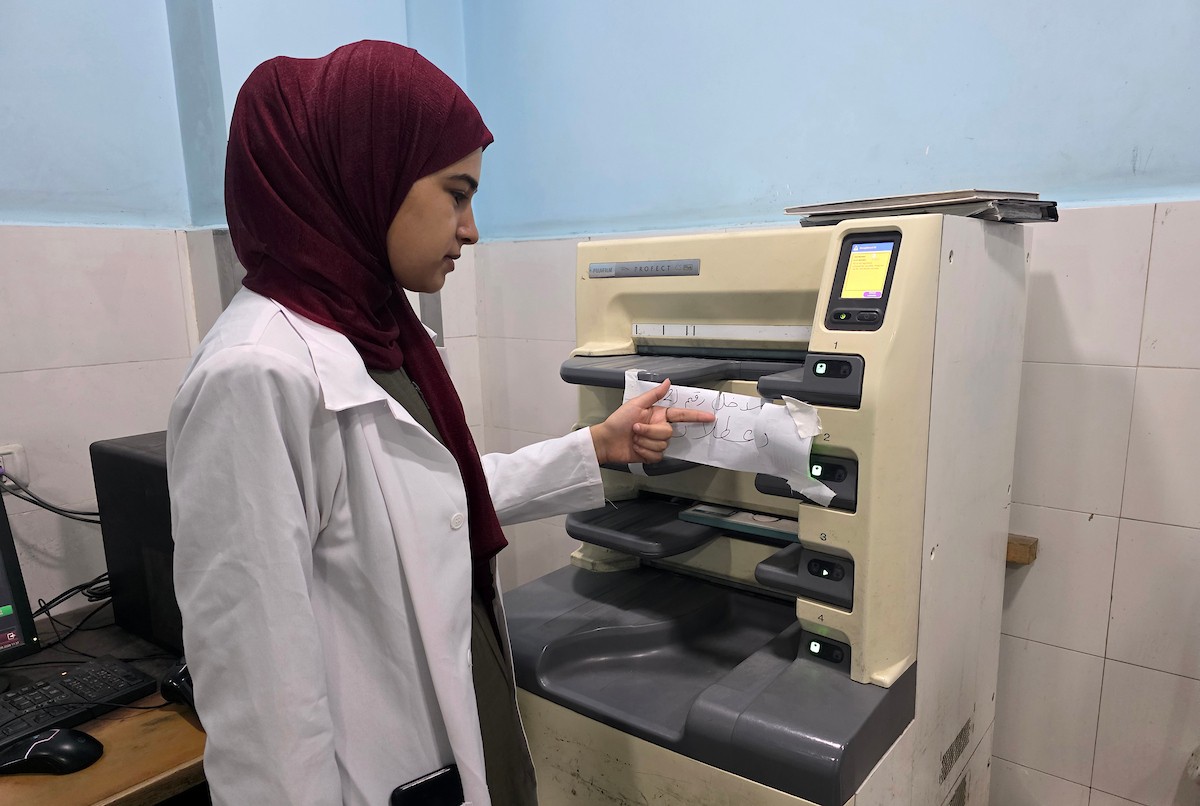 أطباء فلسطينيون يواصلون علاج وتشخيص المرضى والجرحى بإمكانيات محدودة في مجمع ناصر الطبي بخان يونس، جنوب قطاع غزة، في 20 أيار/ مايو 2026، وسط تحذيرات من تعطل معظم أجهزة التصوير الطبي ونقص أدوات التشخيص الأساسية. تصوير: طارق محمد.