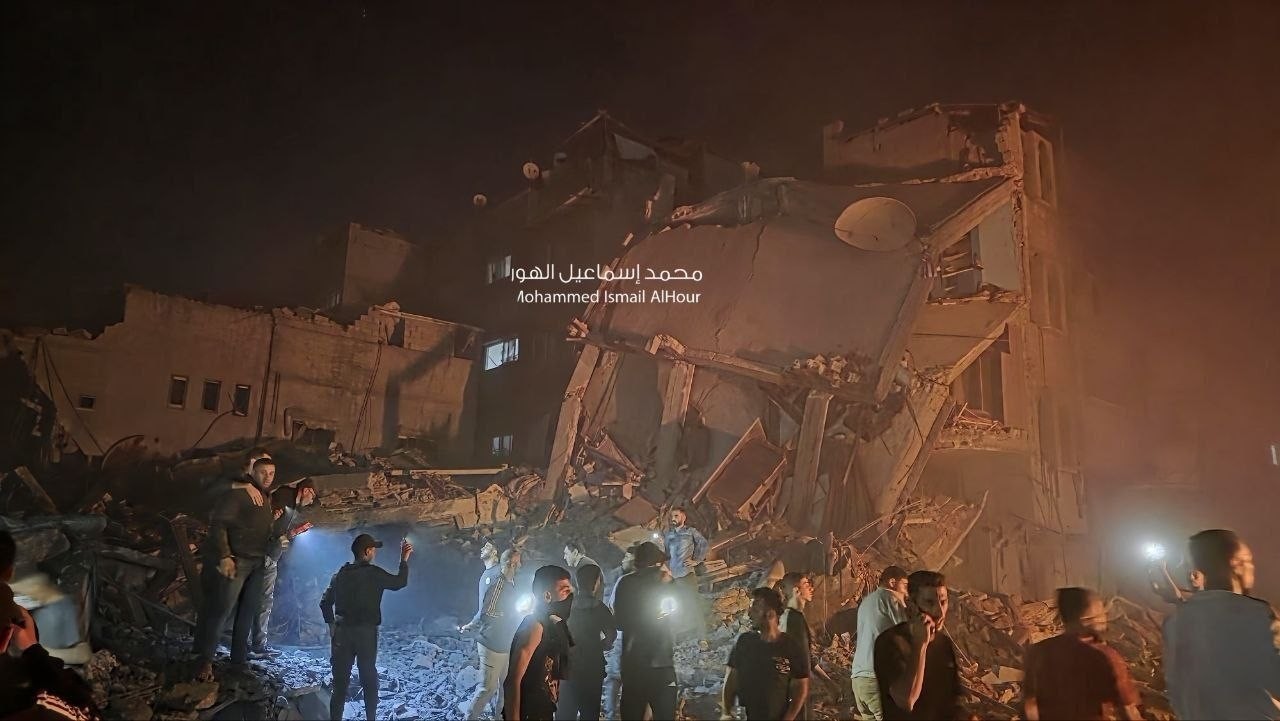 دمار واسع في المنازل المجاورة لمنزل عائلة الطويل الذي قصفه طيران الاحتلال بمخيم النصيرات وسط قطاع غزة 12.jpg