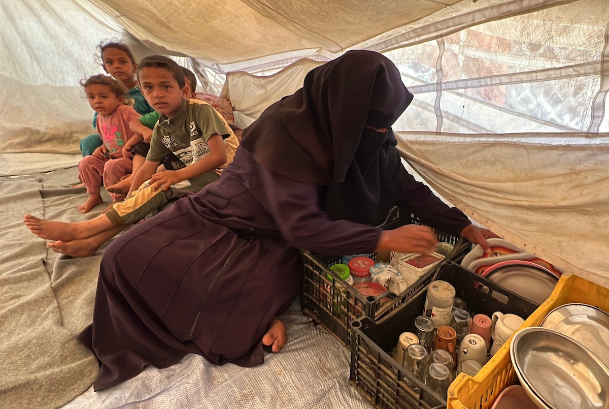 الطفل الفلسطيني مالك أبو نصر، 10 سنوات، يعمل بعربة نقل في دير البلح وسط قطاع غزة لإعالة والدته المريضة وإخوته الصغار، بعدما فقد والده في غارة إسرائيلية خلال الحرب، في 20 أيار/ مايو 2026. تصوير: يوسف أبو وطفة.