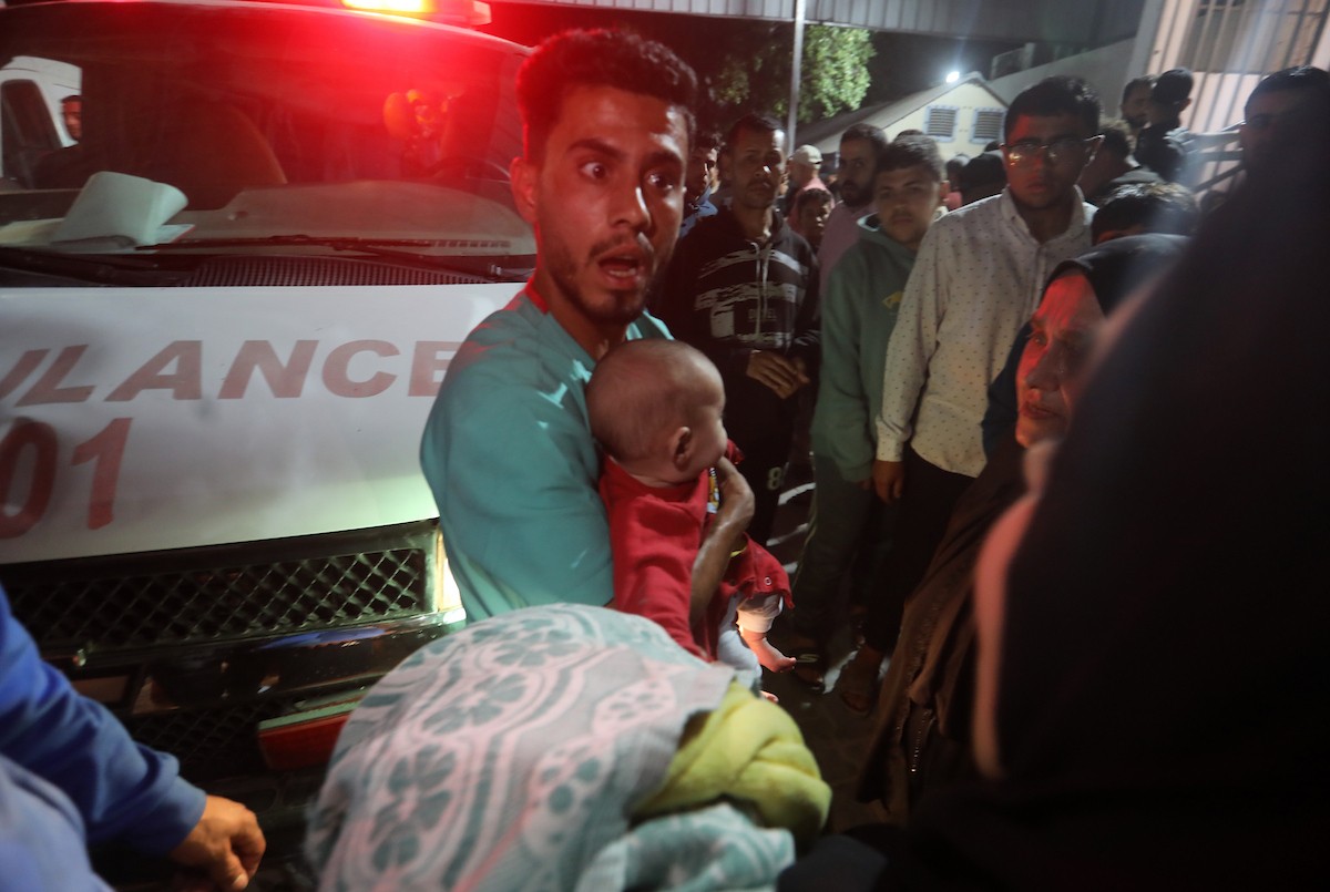 فلسطينيون ينقلون جرحى وشهداء إلى مستشفى الشفاء عقب غارة جوية إسرائيلية استهدفت مبنى سكنياً في حي الرمال بمدينة غزة، في 15 مايو/أيار 2026. وأسفرت الغارة عن سقوط ضحايا، بحسب معلومات محلية.  صورة: بلال أسامة