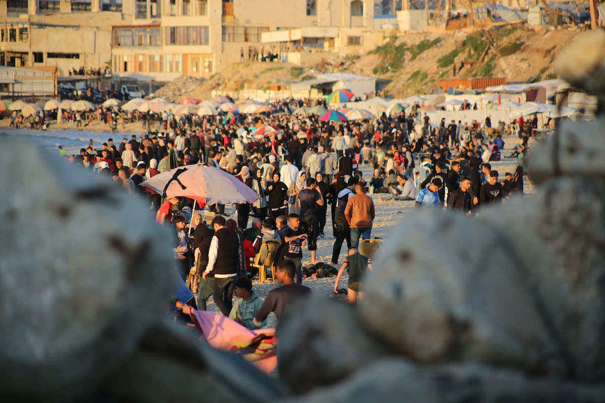 يقضي الفلسطينيون النازحون وقتهم على شاطئ غرب مدينة غزة، في الأول من مايو/أيار 2026، بحثًا عن متنفس من ظروف معيشية قاسية. يلجأ السكان إلى البحر كمتنفس من ضغوط الحياة اليومية(صورة: عمر أشتوي)