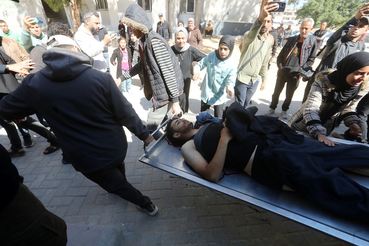 ودّع فلسطينيون جثامين ثلاثة فلسطينيين في مستشفى الشفاء بمدينة غزة، في 7 مايو/أيار 2026. وكانوا قد استشهدوا في الليلة السابقة في غارة إسرائيلية استهدفت مجموعة من المدنيين قرب خيامهم في حي الزيتون، شرق غزة. (صورة: بلال أسامة)