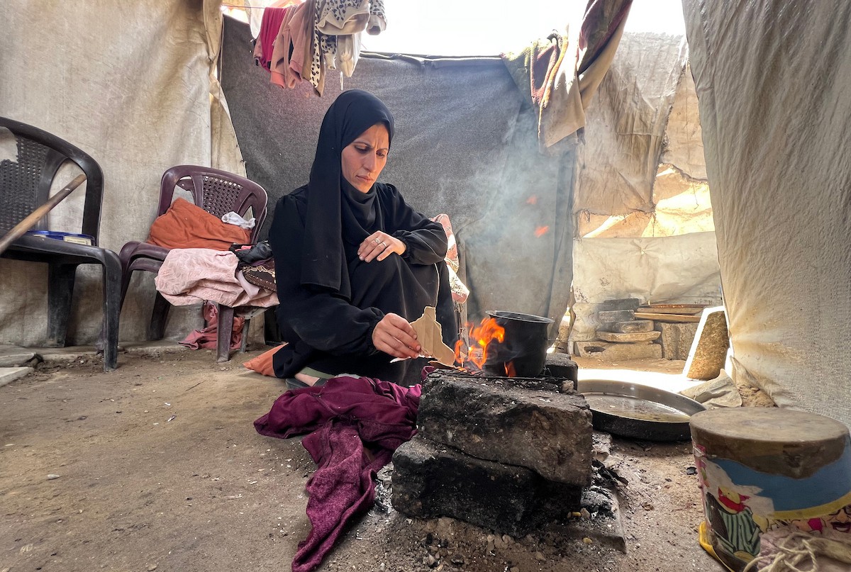 الطفلة داليا الزويدي تتلقى الرعاية من والديها داخل خيمة نزوحهم في مخيم النصيرات، تعاني داليا من نقص الأكسجين وسوء التغذية وسط تدهور الأوضاع الصحية ونقص الغذاء والدواء في القطاع، 10 أيار/ مايو 2026.(صورة: يوسف أبو وطفة)