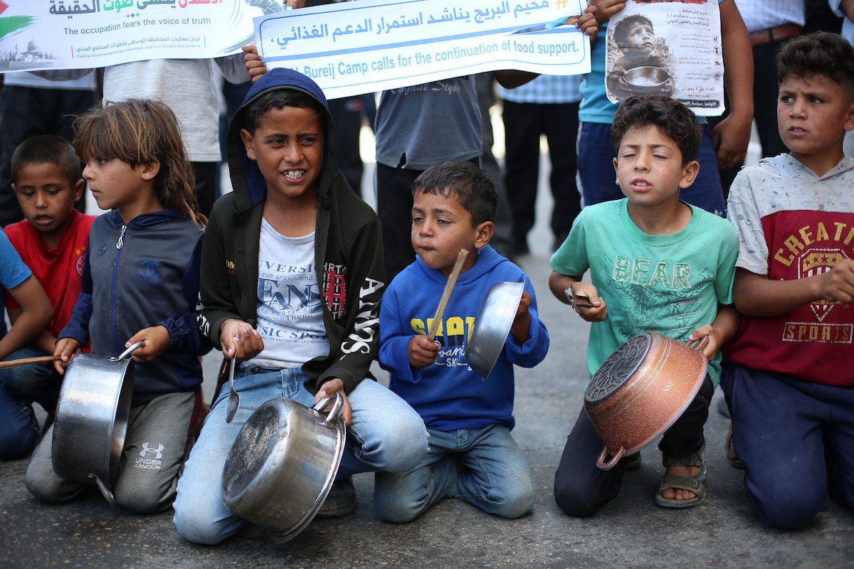شارك فلسطينيون نازحون في احتجاج ضد الجوع والحصار المفروض على قطاع غزة، مطالبين بإعادة فتح المعابر الحدودية فوراً ودخول المساعدات الإنسانية على وجه السرعة، وذلك في مخيم البريج وسط قطاع غزة، في 24 مايو/أيار 2026. (صورة: حسن الجديدي)