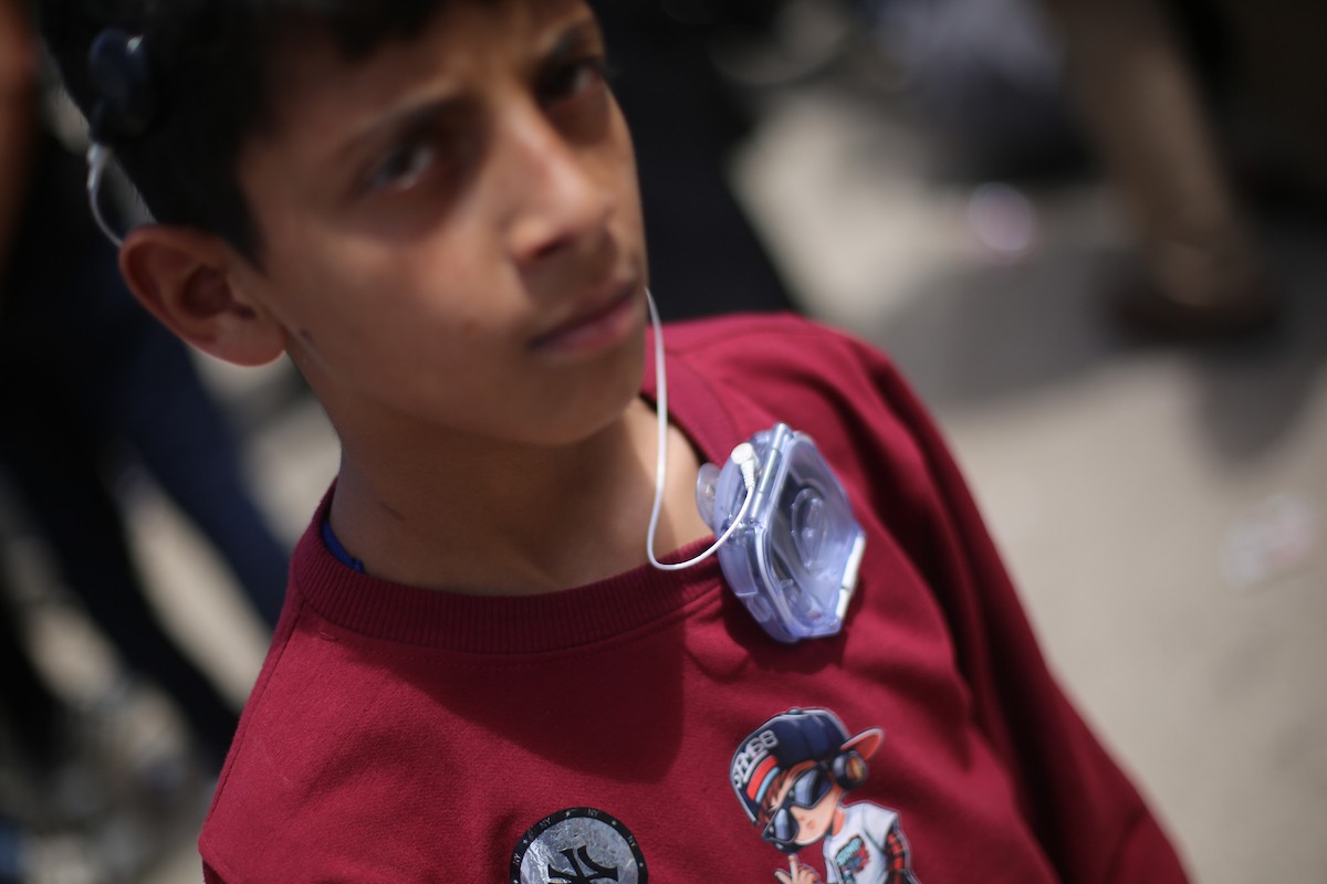 فلسطينيون، من أقارب أطفال خضعوا لزراعة قوقعة الأذن، يشاركون في اعتصام للمطالبة باستئناف العلاج الطبي لأطفالهم في مدينة غزة، 2 مايو/أيار 2026.(صورة: عمر أشتوي)