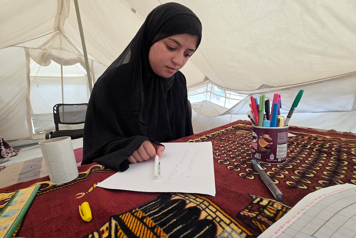 في الثالث من مايو/أيار 2026، أحيا أفراد عائلة الصحفي الفلسطيني حسام المصري ذكرى حياته وعمله داخل الخيمة التي لجأوا إليها في خان يونس، جنوب قطاع غزة، بمناسبة اليوم العالمي لحرية الصحافة (صورة: طارق محمد)