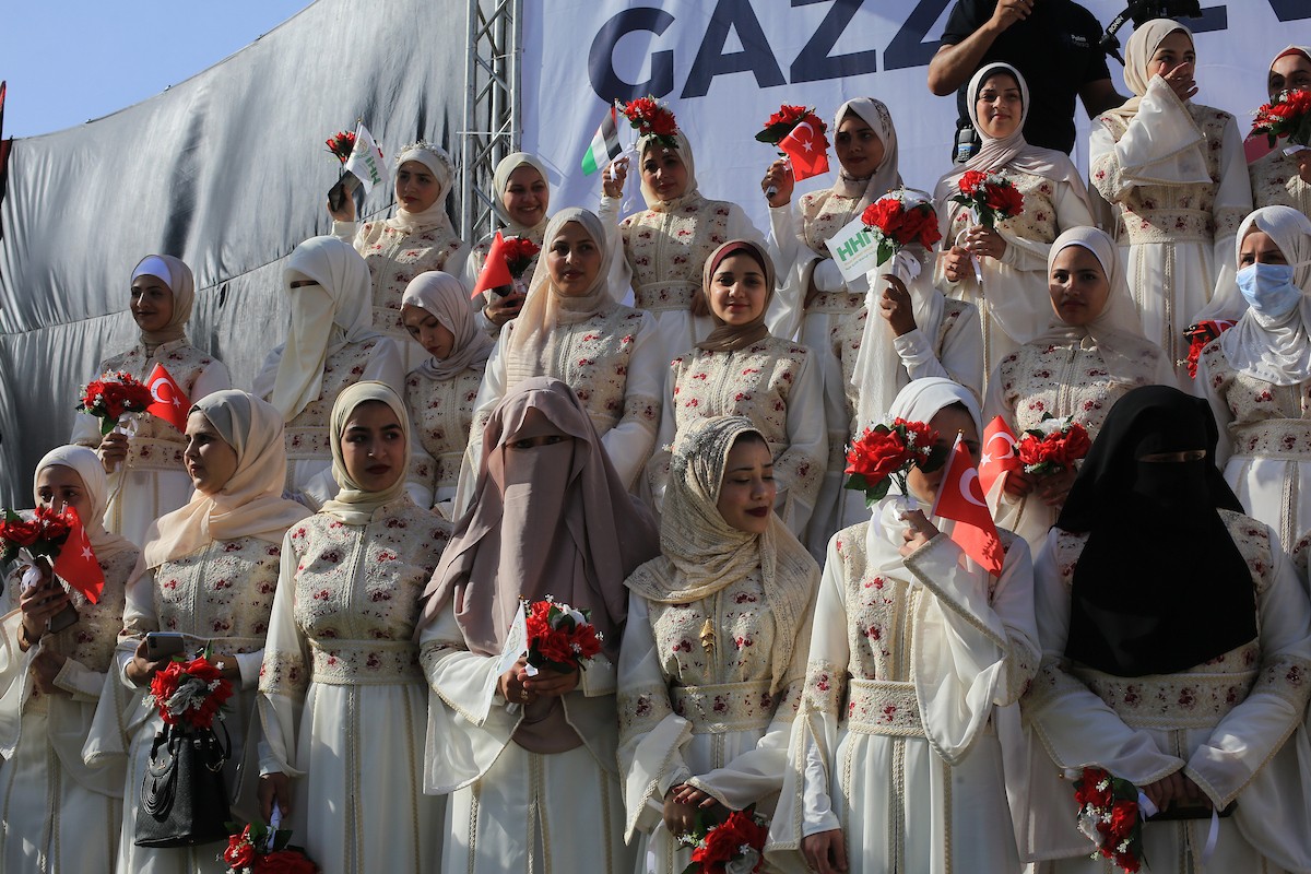 شارك فلسطينيون في مدينة غزة في حفل زفاف جماعي للعرائس والعرسان، نظمته مؤسسة الإغاثة الإنسانية التركية IHH ، 11 مايو/أيار 2026، ضمن مبادرة إنسانية لدعم 50 عريسًا من أبناء الفلسطينيين الذين استشهدوا خلال الحرب.(صورة: بلال أسامة)
