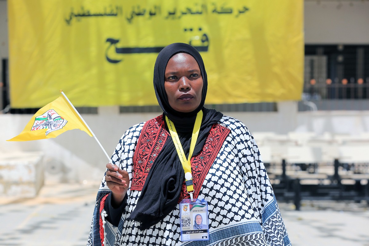 فلسطينيون يحضرون افتتاح المؤتمر الثامن لحركة التحرير الوطني الفلسطيني “فتح” في مدينة غزة، في 14 أيار/مايو 2026، وسط ترتيبات لانتخاب اللجنة المركزية والمجلس الثوري وتجديد هياكل قيادة الحركة. تصوير: بلال أسامة.