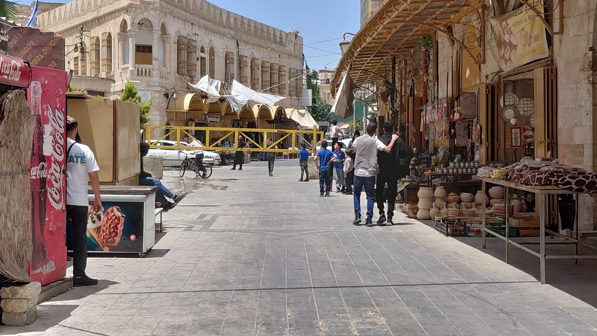 الاحتلال ينصب بوابة حديدية وبرجا عسكريا في البلدة القديمة بالخليل...jpg