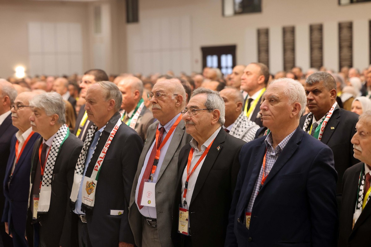 الرئيس الفلسطيني محمود عباس يحضر المؤتمر العام الثامن لحركة فتح في رام الله، بالضفة الغربية، في 14 مايو/أيار 2026. وقد تمت الموافقة على مشاركة أكثر من 2500 عضو، كما أُعلن عن آلية اتصال مباشر لضمان مشاركة واسعة من الضفة الغربية وقطاع غزة ولبنان ومصر. (صورة: ثائر غنايم)