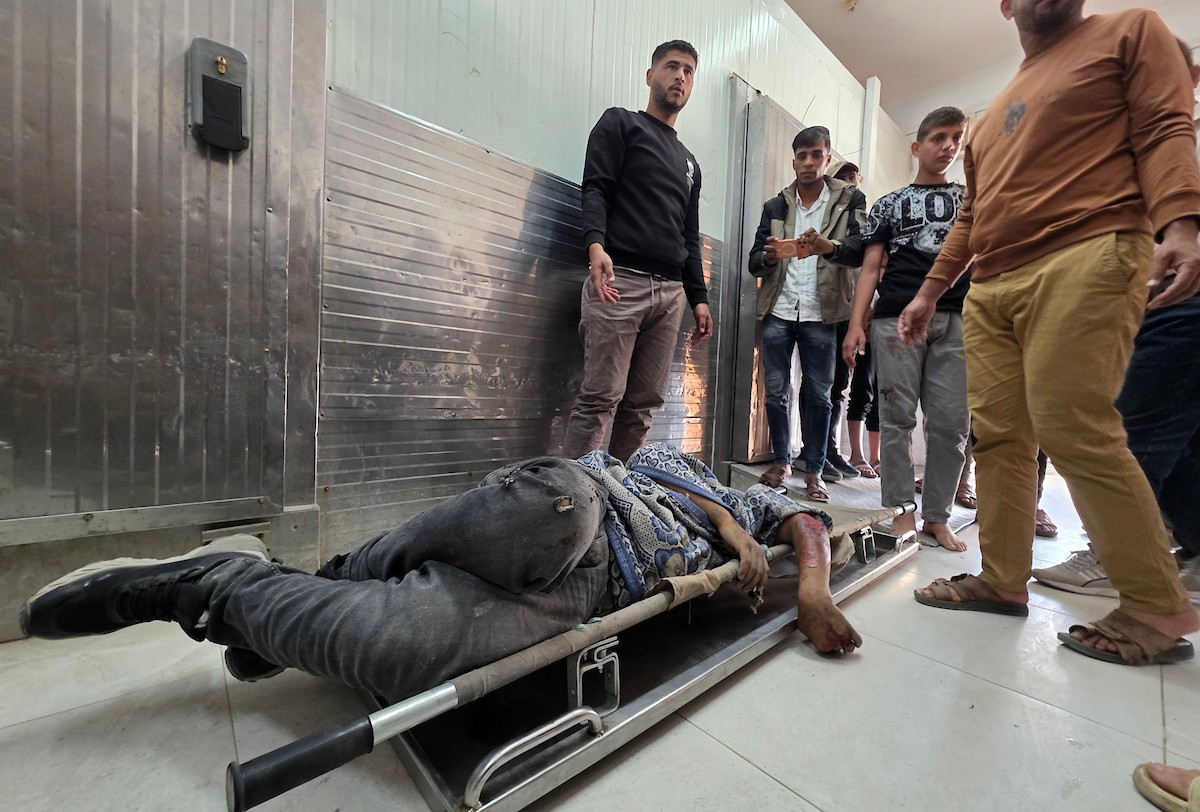 في 17 مايو/أيار 2026، قام مسعفون فلسطينيون ومدنيون بنقل جثمان رجل وعدد من الجرحى إلى مجمع ناصر الطبي في خان يونس جنوب قطاع غزة، عقب غارة إسرائيلية أسفرت عن مقتل شخص وإصابة آخرين. (صورة: طارق محمد)