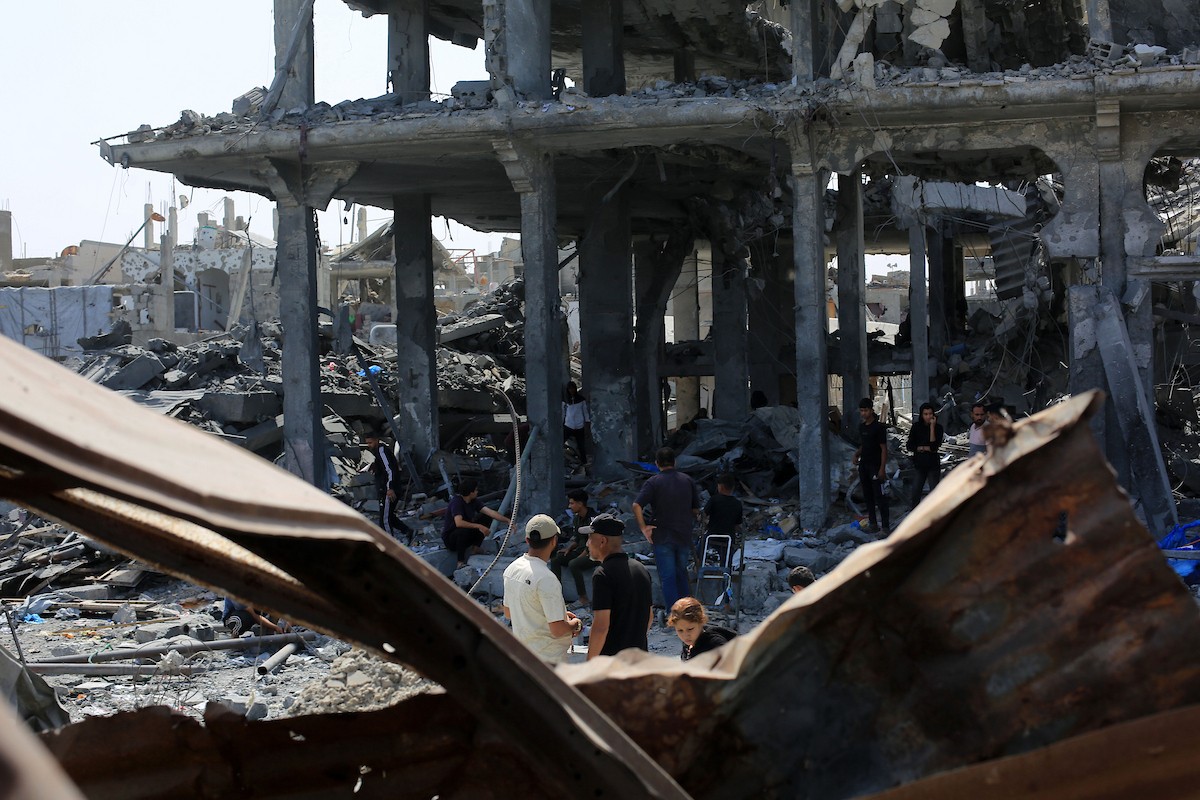 فلسطينيون يتفقدون منازلهم المدمرة عقب غارة جوية إسرائيلية ليلية استهدفت مبنى سكنياً بعد تحذير السكان بإخلائه، في جباليا شمال قطاع غزة، يوم 19 مايو/أيار 2026. تصوير: بلال أسامة