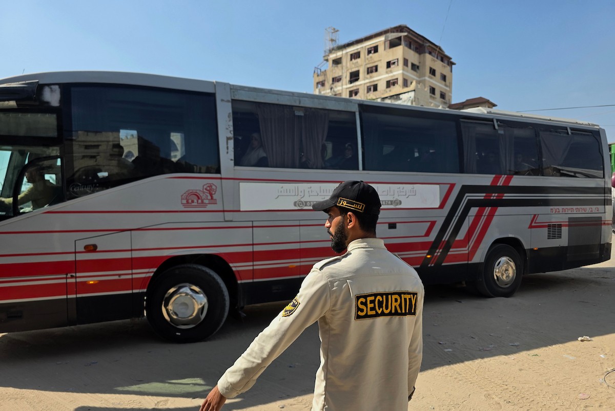 يغادر مرضى وجرحى فلسطينيون، برفقة عائلاتهم، مركزًا تابعًا للهلال الأحمر الفلسطيني في خان يونس، جنوب قطاع غزة، متجهين نحو معبر رفح في 30 أبريل/نيسان 2026.(طارق محمد)
