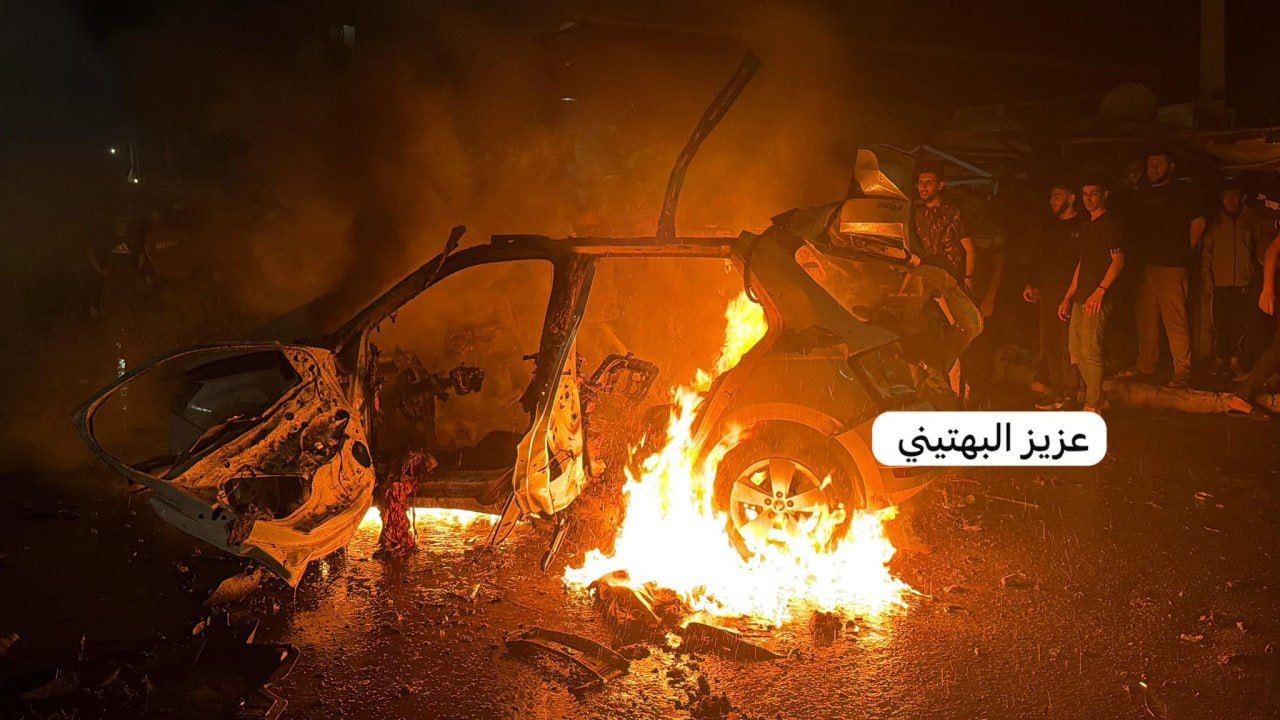 المركبة التي قصفها  الجيش الاسرائيلي في شارع الوحدة بمدينة غزة، ما أدى لارتقاء 3 شهداء..jpg