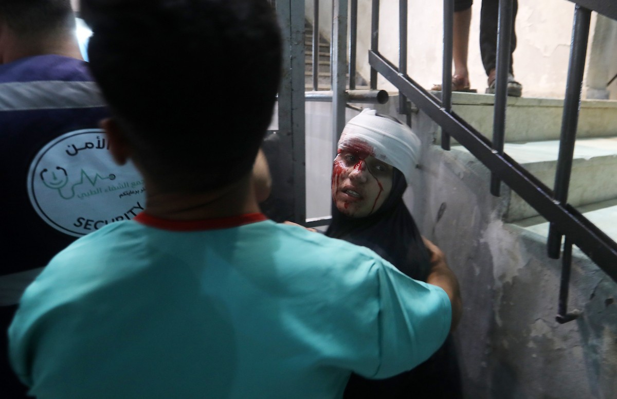 فلسطينيون ينقلون جرحى وشهداء إلى مستشفى الشفاء عقب غارة جوية إسرائيلية استهدفت مبنى سكنياً في حي الرمال بمدينة غزة، في 15 مايو/أيار 2026. وأسفرت الغارة عن سقوط ضحايا، بحسب معلومات محلية.  صورة: بلال أسامة