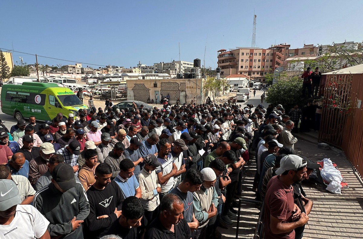 جثمان الشهيد أحمد عبد السلام أبو شاب، الذي ارتقى في غارة جوية إسرائيلية قرب دوار بني سهيلا في خان يونس جنوب قطاع غزة، خلال مراسم التشييع يوم 19 مايو/أيار 2026. تصوير: طارق محمد