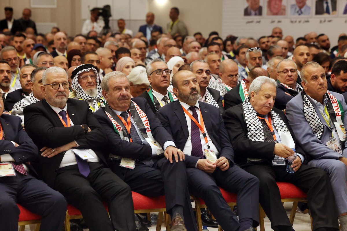 الرئيس الفلسطيني محمود عباس يحضر المؤتمر العام الثامن لحركة التحرير الوطني الفلسطيني “فتح” في رام الله بالضفة الغربية، في 14 أيار/مايو 2026، بمشاركة أكثر من 2500 عضو وآلية اتصال مباشر مع الضفة وغزة ولبنان ومصر. تصوير: ثائر غنايم.