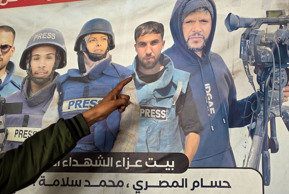 في الثالث من مايو/أيار 2026، أحيا أفراد عائلة الصحفي الفلسطيني حسام المصري ذكرى حياته وعمله داخل الخيمة التي لجأوا إليها في خان يونس، جنوب قطاع غزة، بمناسبة اليوم العالمي لحرية الصحافة (صورة: طارق محمد)