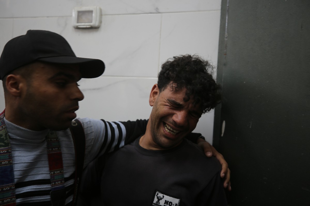 تجمع المشيعون لتوديع جثمان الفلسطيني عوني سامي عمر حسب الله في مستشفى الشفاء بمدينة غزة، في 5 مايو/أيار 2026 (صورة: عمر أشتوي)