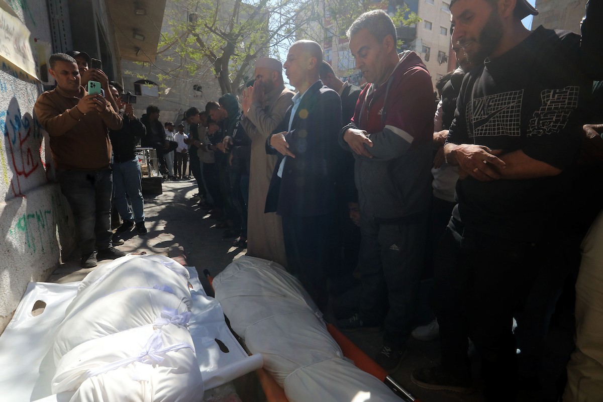 ودّع المشيّعون جثماني فلسطينيين اثنين استشهدا في غارة إسرائيلية استهدفت نقطة مراقبة تابعة للشرطة الفلسطينية في مدينة غزة في 7 مايو/أيار 2026. صورة: بلال أسامة